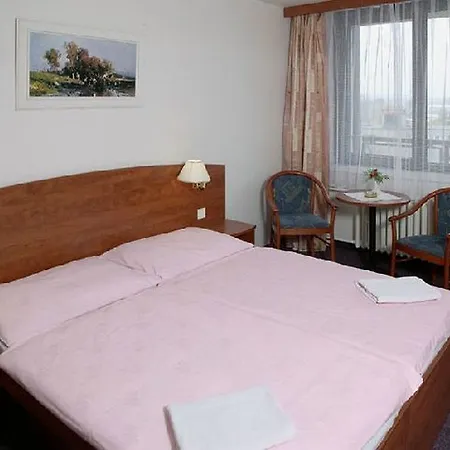 Krystal Otel